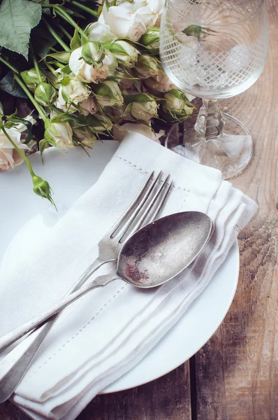 Vintage table setting with roses — Stock Photo, Image