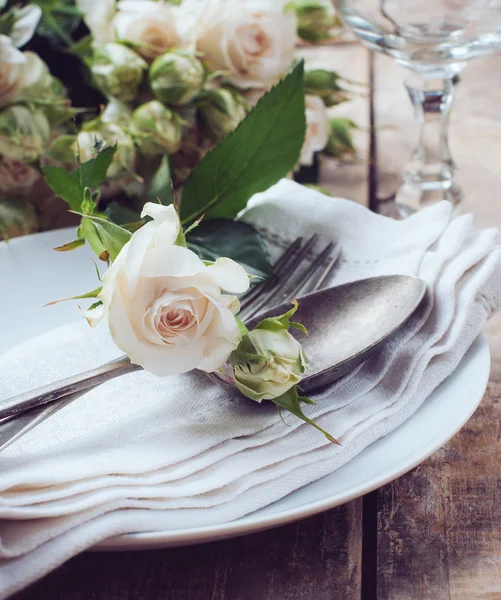 Cenário de mesa vintage com rosas — Fotografia de Stock