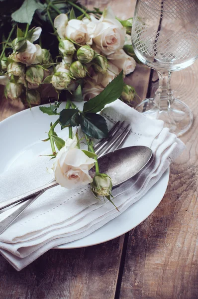 Vintage table setting with roses — Stock Photo, Image