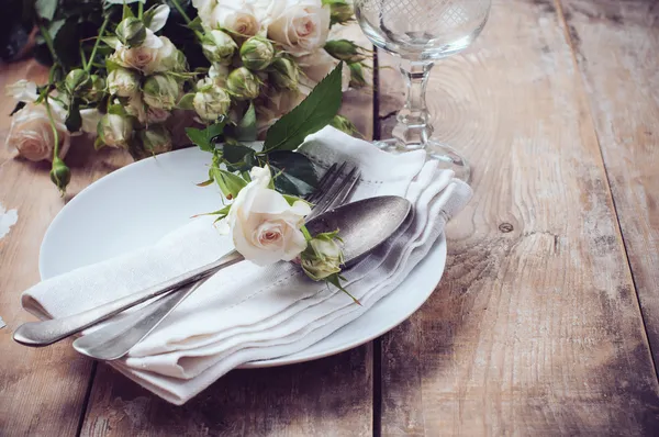 Урожайний стіл з трояндами — стокове фото