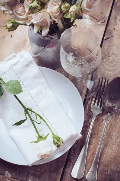 Cenário de mesa vintage com rosas — Fotografia de Stock