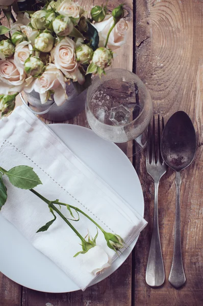 Cenário de mesa vintage com rosas — Fotografia de Stock