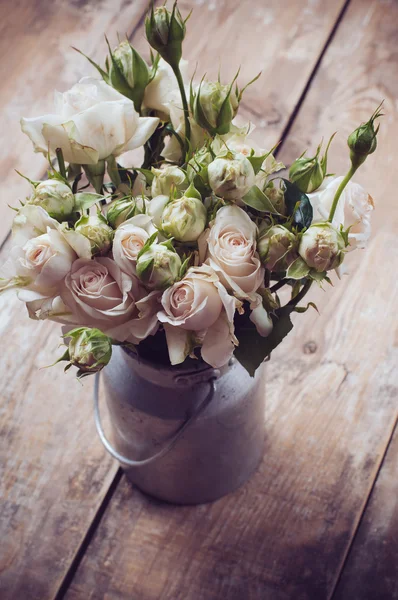 Bouquet di rose in vaso di metallo — Foto Stock