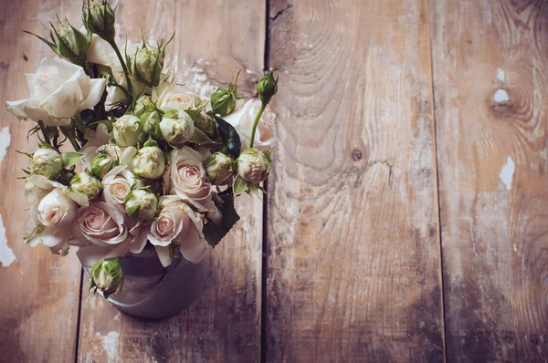 Bouquet di rose in vaso di metallo — Foto Stock