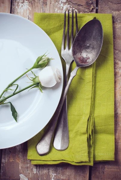 Ajuste de mesa vintage con flores rosa —  Fotos de Stock