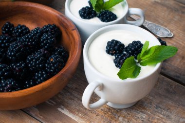 Kaymaklı yoğurt böğürtlen ile iki bardak