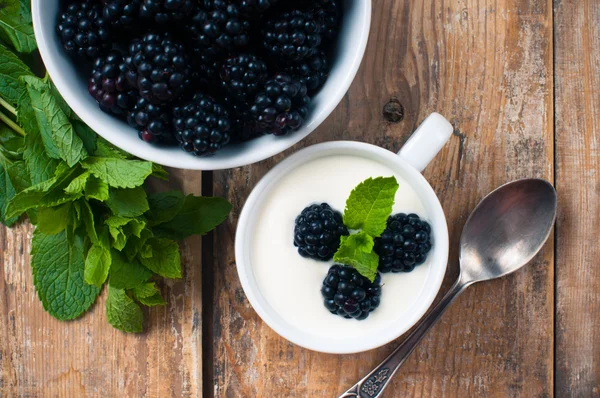 Yogurt cremoso con more — Foto Stock