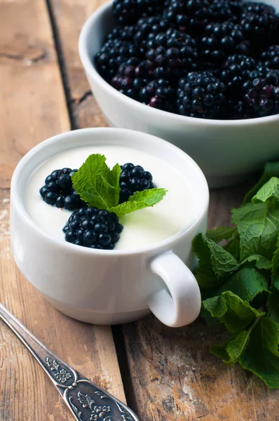 Creamy yogurt with blackberries — Stock Photo, Image