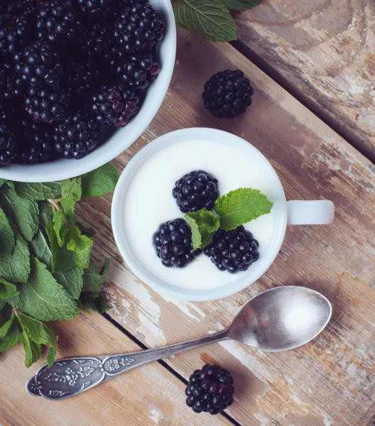 Romige yoghurt met bramen — Stockfoto