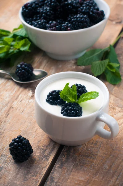 Creamy yogurt with blackberries — Stock Photo, Image