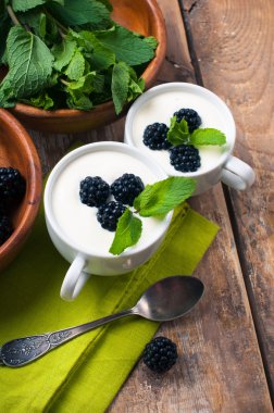 ahşap tahta üzerinde krem meyve tatlısı