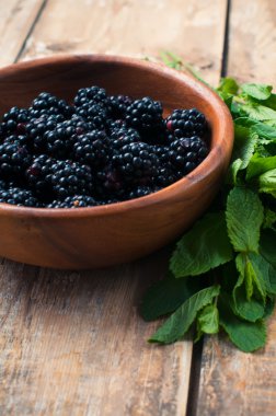 Tahta bir kasede böğürtlen