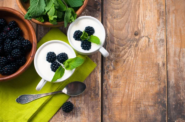 Dessert crème aux fruits sur une planche en bois — Photo