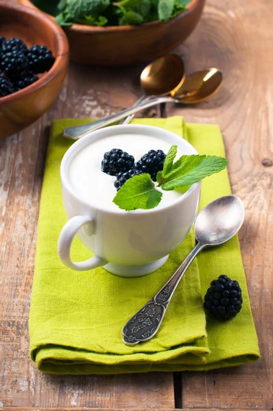 Sobremesa de creme em uma xícara em um guardanapo verde — Fotografia de Stock