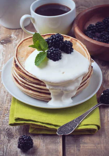 Homemade pancakes with blackberries — Stock Photo, Image