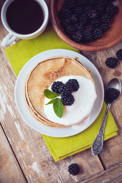 Homemade pancakes with blackberries — Stock Photo, Image