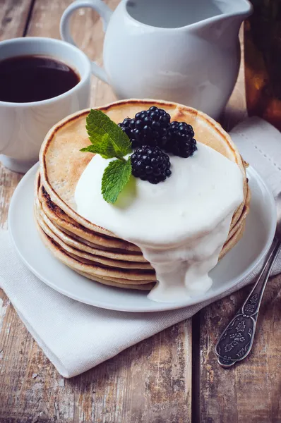 Homemade pancakes with blackberries — Stock Photo, Image