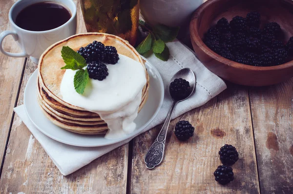 Homemade pancakes with blackberries — Stock Photo, Image