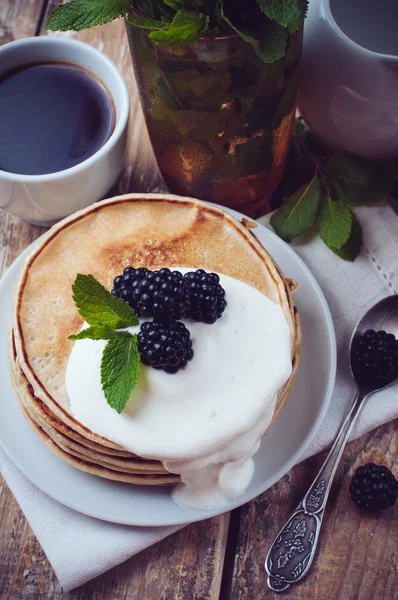 Homemade pancakes with blackberries — Stock Photo, Image