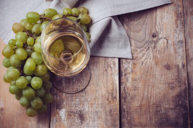 kadeh beyaz şarap ve üzüm