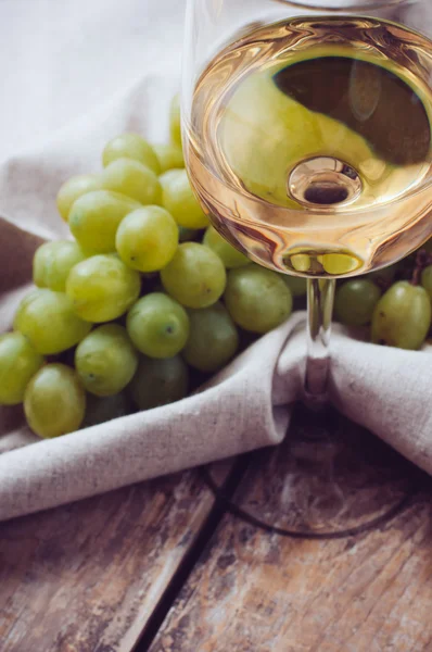 Verre de vin blanc et de raisins — Photo