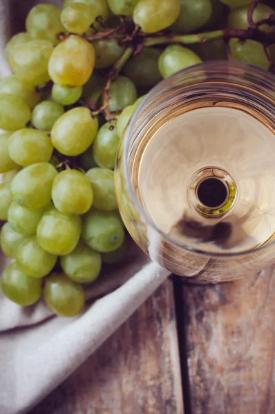 Kadeh beyaz şarap ve üzüm — Stok fotoğraf