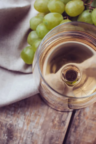 Glas witte wijn en druiven — Stockfoto