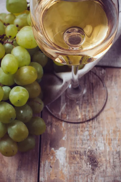 Bicchiere di vino bianco e uva — Foto Stock