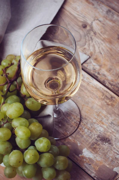 Glas vitt vin och druvor — Stockfoto