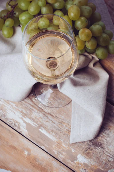 Kieliszek białego wina i winogron — Zdjęcie stockowe