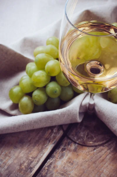 Bicchiere di vino bianco e uva — Foto Stock