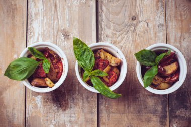 Vegan gıda: üç tabak ızgara sebze