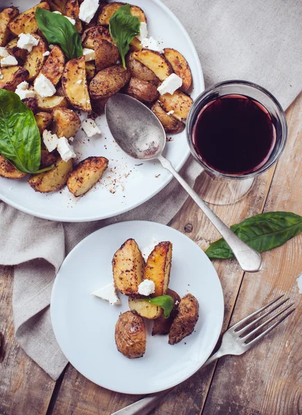 Homemade rustic dinner: a glass of wine and a baked potato — Stock Photo, Image