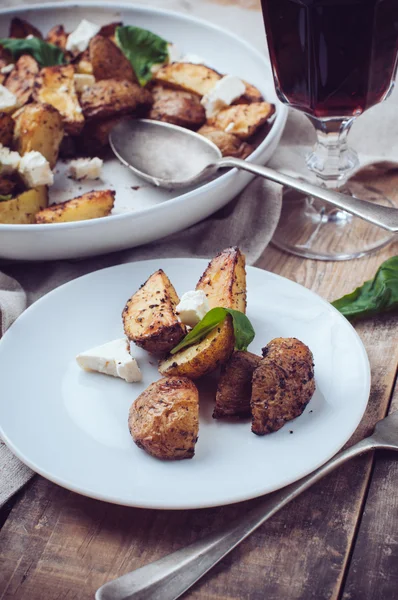 Domowy obiad rustykalne: kieliszek wina i pieczonych ziemniaków — Zdjęcie stockowe