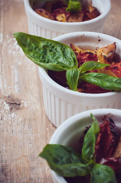 Veganské jídlo: tři talíře grilované zeleniny — Stock fotografie