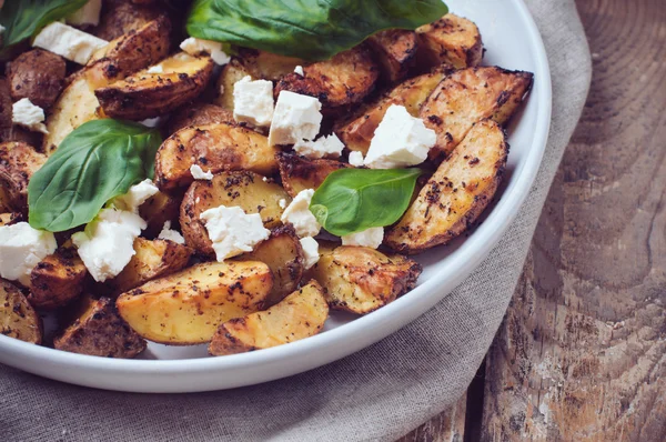 Almoço caseiro: batata assada com queijo macio — Fotografia de Stock