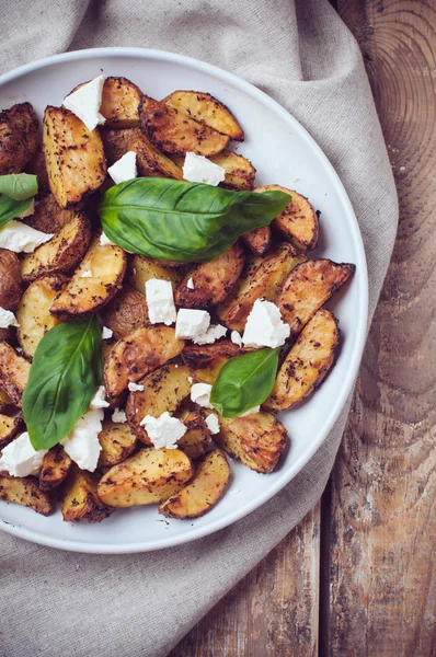 Almoço caseiro: batata assada com queijo macio — Fotografia de Stock