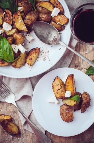 Zelfgemaakte rustieke diner: een glas wijn en een gepofte aardappel — Stockfoto