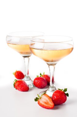 hampagne beyaz bir arka plan üzerinde çilek ile