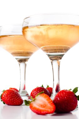 hampagne beyaz bir arka plan üzerinde çilek ile