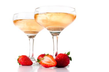 hampagne beyaz bir arka plan üzerinde çilek ile