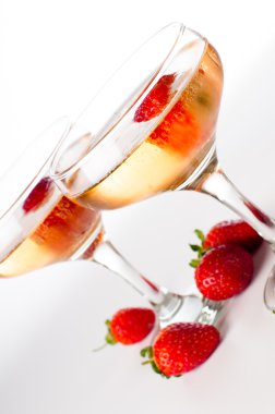 hampagne beyaz bir arka plan üzerinde çilek ile