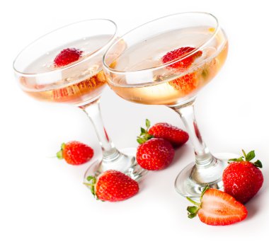 hampagne beyaz bir arka plan üzerinde çilek ile