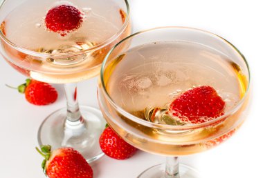 hampagne beyaz bir arka plan üzerinde çilek ile