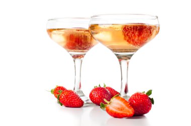 hampagne beyaz bir arka plan üzerinde çilek ile