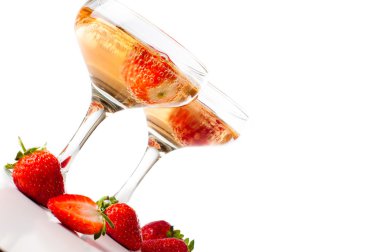 hampagne beyaz bir arka plan üzerinde çilek ile