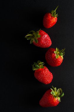 beş kırmızı çilek