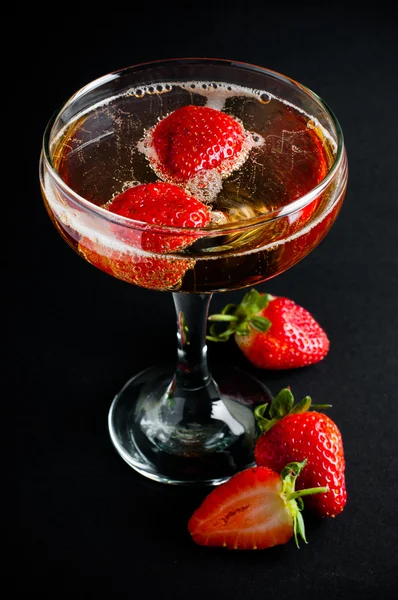 Champagne with strawberries — Stock Photo, Image