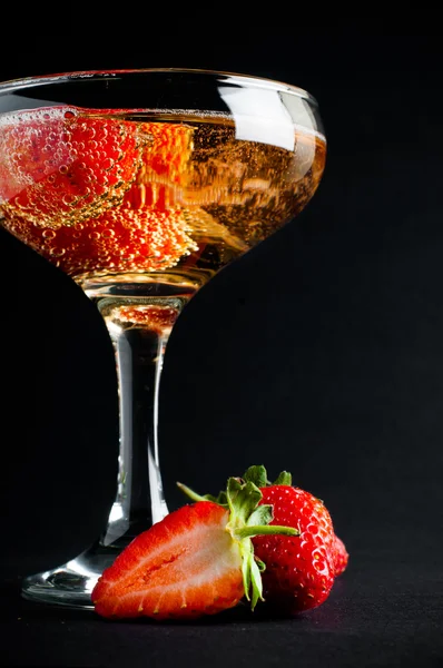 Champagne with strawberries — Stock Photo, Image