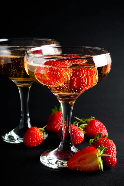 Two glasses of cold champagne with strawberries — Stock Photo, Image